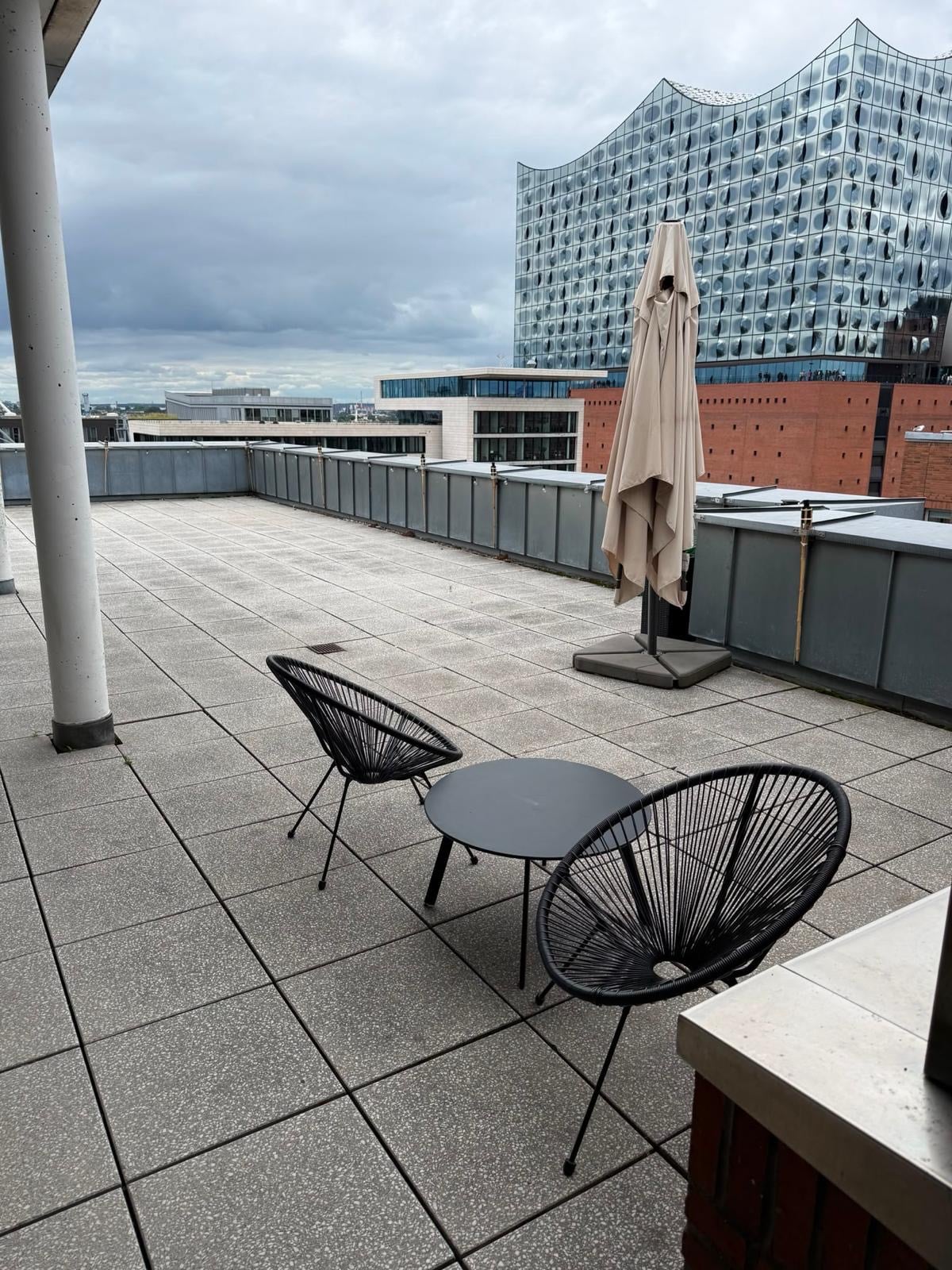 Dachterrasse mit Blick auf die Elbphilharmonie · Hamburg